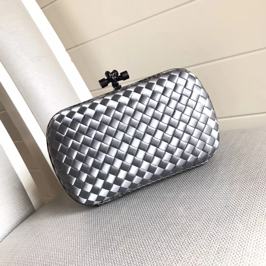The latest and most popular Knot clutch from the 8651 counter is made of exquisite Japanese silk fabric with snakeskin piping. It looks elegant when worn cross-body or in the hand. It can also be carried by petite girls and can hold 2 iPhone X phones. Size: 20cm*12cm